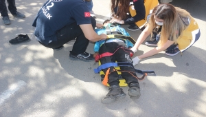 Adana'da otomobil ile çarpışan motosikletteki iki kardeş yaralandı