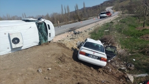 Amasya'da minibüsle otomobilin çarpıştığı kazada 4 kişi yaralandı