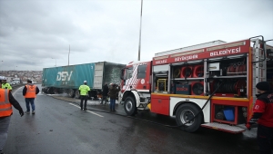 Anadolu Otoyolu'nun Kocaeli kesiminde tır yangını nedeniyle ulaşım sağlanamıyor