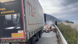 Anadolu Otoyolu'nun Kocaeli kesiminde tır yangını ulaşımı aksattı