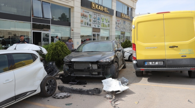 Ankara'da kargo dağıtım aracı park halindeki 7 araca çarptı