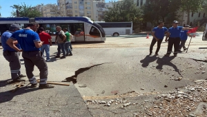 Antalya'da içme suyu ana isale hattında patlama nedeniyle yol çöktü