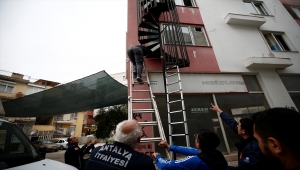 Antalya'da yangın çıkan pansiyonda mahsur kalan 3 kişi kurtarıldı