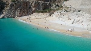 Antalya'nın ünlü Kaputaş Plajı'na gelen turistler güzel havada denize girdi