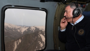 Bakan Akar, komutanlarla sınırın sıfır noktasından Pençe Kilit Operasyonu'nu takip etti: