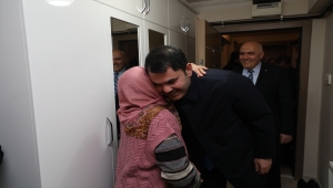 Bakan Kurum, Kızılcahamam'da iki aileyi evlerinde ziyaret etti