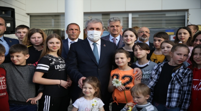 BBP Genel Başkanı Destici, Sakarya'ya getirilen Ukraynalı yetim çocukları ziyaret etti: