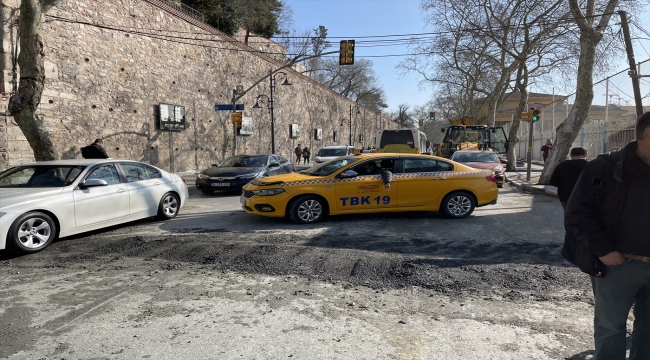 Beşiktaş'ta elektrik hattı onarımı sırasında yol çöktü 