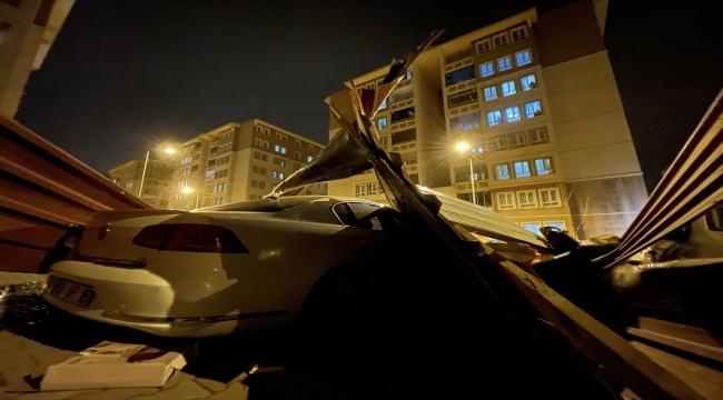 Bingöl'de şiddetli rüzgar bir binanın çatısını uçurdu