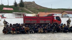 Bitlis'te iki araçta 110 düzensiz göçmen yakalandı
