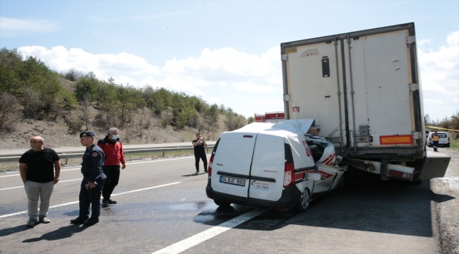 Bolu'da hafif ticari aracın tıra arkadan çarptığı kazada bir kişi öldü, bir kişi yaralandı