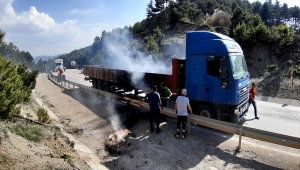 Bolu'da seyir halindeki tırda çıkan yangın itfaiye ekiplerince söndürüldü