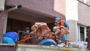 Bursa'da bir evden 4 kamyon çöp çıkarıldı