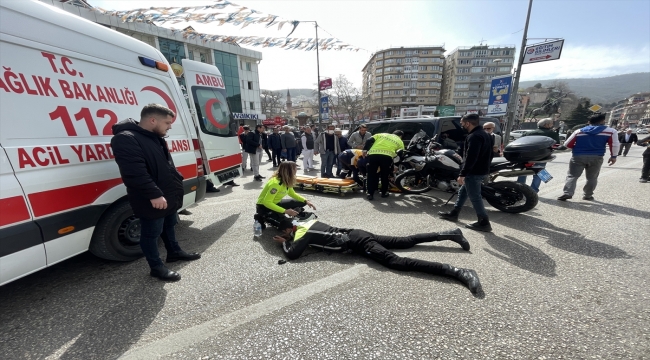 Bursa'da trafik kazasında motosikletten düşen iki polis memuru yaralandı