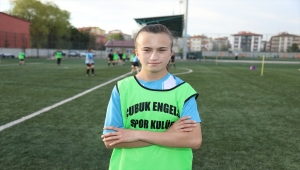 Çobanlık yapan Esra'nın hayali Neymar gibi bir futbolcu olmak
