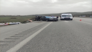 Çorum'da refüje çarpan otomobildeki 1 kişi öldü, 2 kişi yaralandı