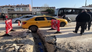 Edirne'de ticari taksi altyapı çalışmasının yapıldığı alanda kanala devrildi 