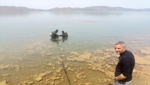 Elazığ'da Hazar Gölü'ne düşen otomobilin sürücüsü yaralandı