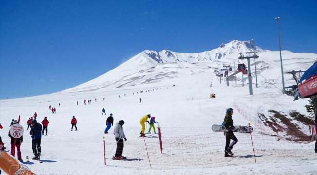 Erciyes'te ilkbaharda kayak keyfi sürüyor