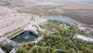 Erzincanlılar oruçlarını belediyeye ait çeşmelerden akan maden suyu ile açıyor
