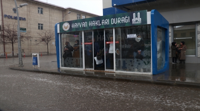 Erzurum'da etkili olan sağanak sürücüler ve yayalara zor anlar yaşattı