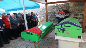 Erzurum'daki trafik kazasında suya kapılarak hayatını kaybeden anne ile kızı toprağa verildi