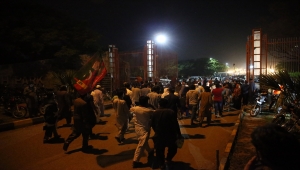 Eski Pakistan Başbakanı görevden düşürülmesiyle ilgili ABD'ye yönelik suçlamalarını sürdürdü