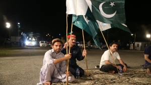 Eski Pakistan Başbakanı Han'dan Kadir Gecesi'nde "özgürlük" için dua çağrısı