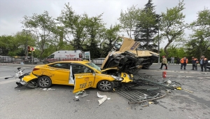 Eyüpsultan'da minibüsün taksinin üstüne çıktığı kazada 7 kişi yaralandı 