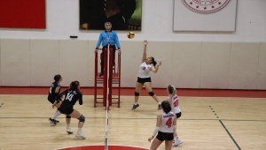 Genç Kızlar voleybol grup eleme müsabakaları Karabük'te başladı