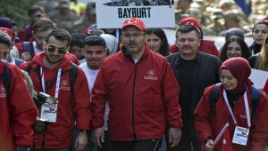Gençler atalarının izinde Conkbayırı'na yürüdü
