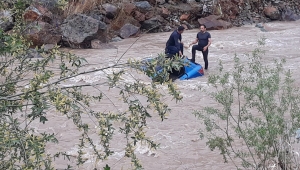 GÜNCELLEME - Erzurum'da çarpışan iki otomobil çaya düştü
