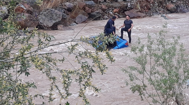 GÜNCELLEME - Erzurum'daki trafik kazasında suya kapılan 2 kişiden birinin cesedine ulaşıldı