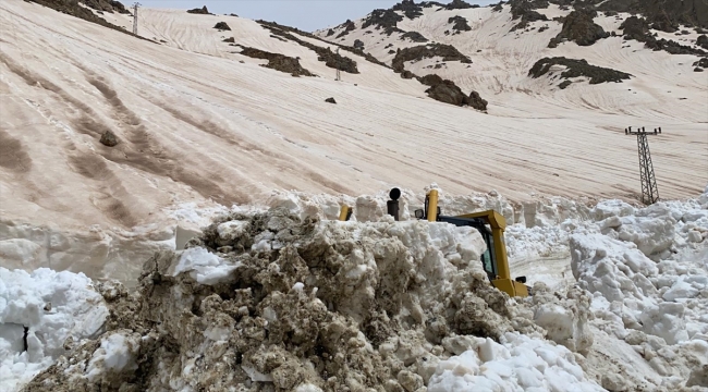 Hakkari'de üs bölgesi yolunda metrelerce karla mücadele sürüyor 