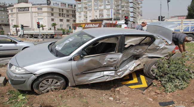 Hatay'da ambulansla otomobilin çarpıştığı kazada 2 kişi yaralandı