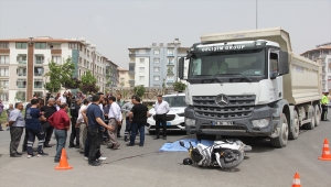 Hatay'da kamyonun altında kalan motosikletin sürücüsü hayatını kaybetti