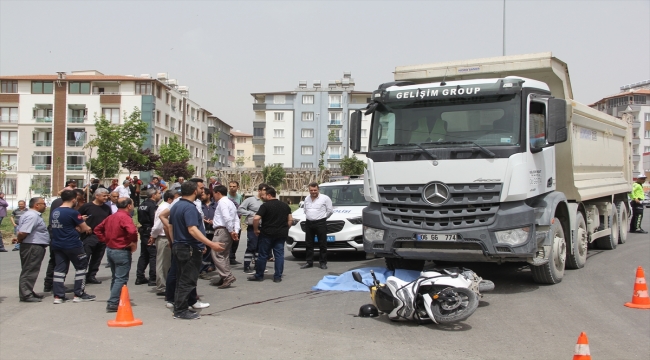 Hatay'da kamyonun altında kalan motosikletin sürücüsü hayatını kaybetti