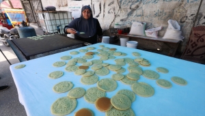 İsrail'in saldırılarında yakınlarını kaybeden Gazzeli anne taş kadayıf tatlısı yaparak ailesini geçindiriyor