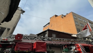 İstanbul'da pansiyonun en üst katında çıkan yangın söndürüldü