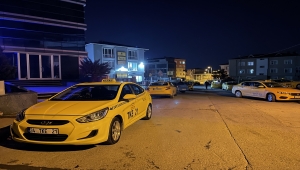 İstanbul'da taksi sürücülerinin tarife güncellemek için oluşturduğu kuyruk gece de sürüyor