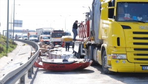 İstanbul'da TEM Otoyolu'nda tır kazası nedeniyle uzun araç kuyruğu oluştu 