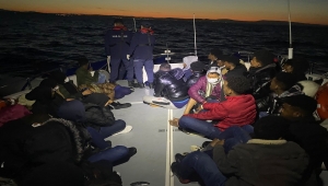 İzmir açıklarında Türk kara sularına geri itilen 49 düzensiz göçmen kurtarıldı
