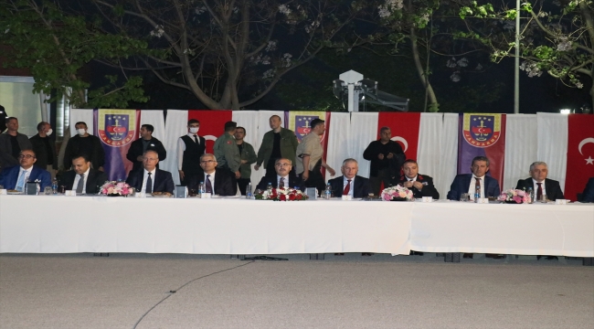 İzmir Valisi Köşger, Jandarma Komutanlığında Mehmetçikle iftar yaptı