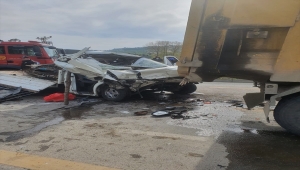 Kamyon ile kamyonetin çarpıştığı kazada 1 kişi öldü, 1 kişi yaralandı