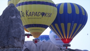 Kapadokya'da balonlar Türk bayrakları ve Atatürk posteri ile uçtu