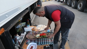 Kapıkule'de tır şoförleri ramazanın ilk orucunu araçlarında açtı