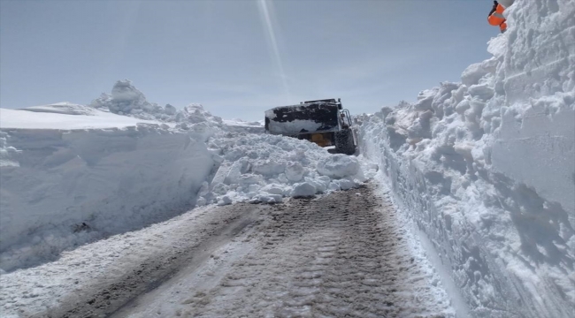 Kar nedeniyle ulaşıma kapanan Kağızman-Ağrı kara yolunda çalışma başlatıldı