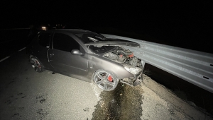 Karabük'te bariyere çarpan otomobilin sürücüsü yaralandı