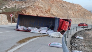 Karaman'da devrilen yem yüklü kamyondaki 3 kişi yaralandı