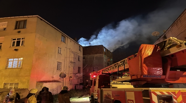 Kartal'da üç katlı binanın çatısında çıkan yangın söndürüldü